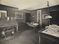 40157 Interieur van het Bureau van de Dienst Gemeentewerken (Achter Clarenburg 12-14) te Utrecht: werkkamer van ...